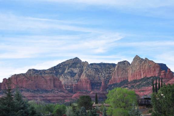 Enormes paredões coloridos ao lado da cidade de Sedona, no Arizona, Estados Unidos